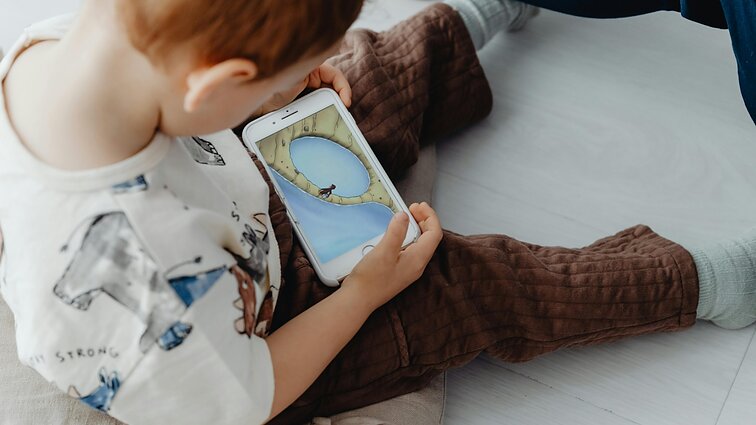 Ekspertė: tėvai darželyje prašo vaikui įjungti planšetę, nes kitaip nevalgys ar neužmigs