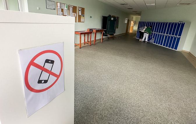 Už telefonų ribojimą mokyklose pasisakanti psichologė: vaikai nepailsi per pertraukas