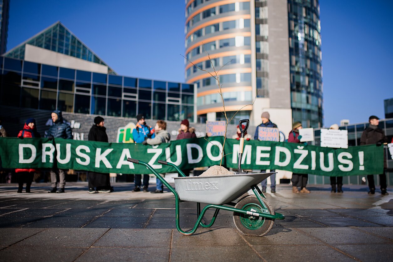 Piketas prie Vilniaus m. savivaldybės dėl perteklinio druskos naudojimo prižiūrint gatves Piketas prie Vilniaus m. savivaldybės dėl perteklinio druskos naudojimo prižiūrint gatves