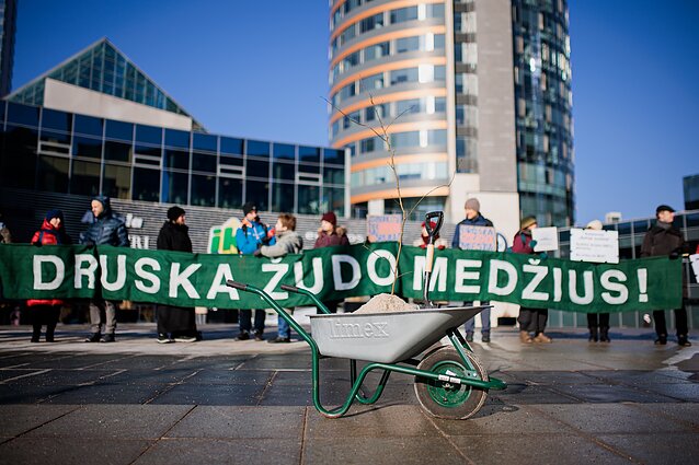 Piketas prie Vilniaus m. savivaldybės dėl perteklinio druskos naudojimo prižiūrint gatves Piketas prie Vilniaus m. savivaldybės dėl perteklinio druskos naudojimo prižiūrint gatves