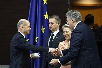 Olafas Scholzas (kairėje) ir Ursula von der Leyen (viduryje)