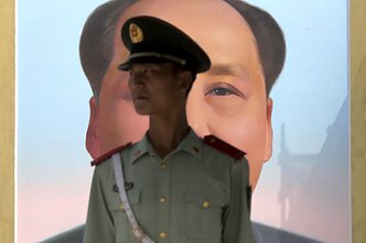 Kinijos policininkas stovi prieš velionio Kinijos lyderio Mao Zedongo portretą Tiananmenio aikštėje, Pekine