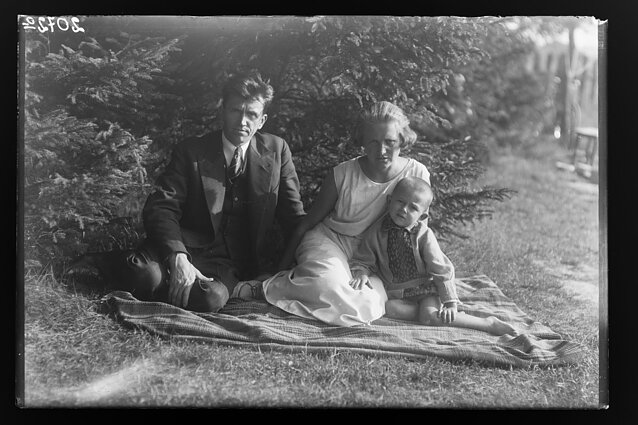 Antanas ir Arija Olga Ingelevičiai su sūnumi Rymantu Dionizu. Apie 1930 m. 
