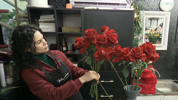 Valentino dienos akcentai: gėlės pabrango, puokštėse – karūnos ir plunksnos