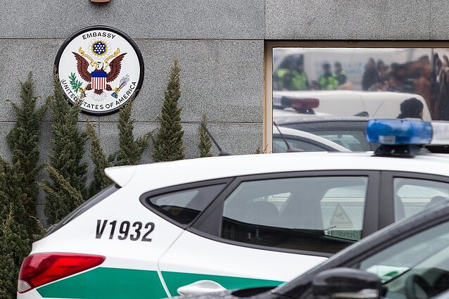 Akibrokštas Vilniuje: ant JAV ambasados iškabos išpiešta raidė „Z“