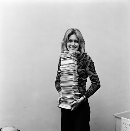 Britų-australų dainininkė Olivia Newton-John skaičiuoja balsus, kurią dainą žiūrovai išrinko jai atlikti „Eurovizijos“ dainų konkurse 1974 m. Braitone. 1974 m. vasario 28 d.