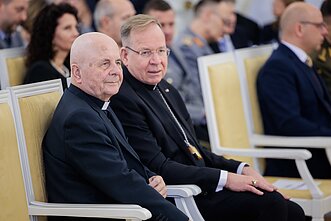 Prezidentūroje už nuopelnus ir Lietuvos vardo garsinimą apdovanoti Lietuvos ir užsienio valstybių piliečiai. 