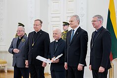 Prezidentūroje už nuopelnus ir Lietuvos vardo garsinimą apdovanoti Lietuvos ir užsienio valstybių piliečiai. 