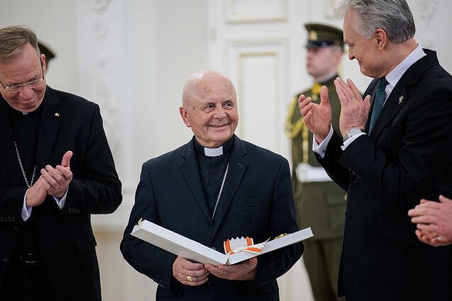 Prezidentūroje už nuopelnus ir Lietuvos vardo garsinimą apdovanoti Lietuvos ir užsienio valstybių piliečiai. 