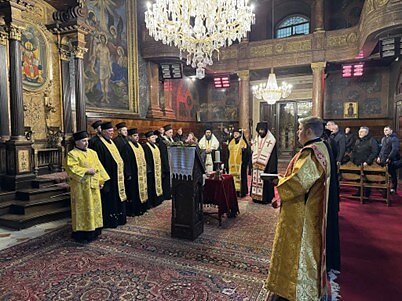 Клірики ПЦУ та Вселенського Патріархату під час богослужіння 18 січня
