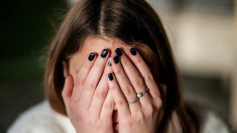 „Pati kalta, nes netinkamai apsirengusi“: kviečia pažinti bandymų apsvaiginti problemą