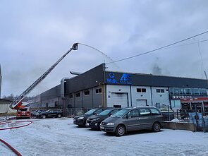 Gaisras Šiaulių įmonės pastate: dega cheminės medžiagos
