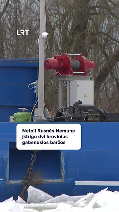 Ledo lytyse įstrigo dvi baržos