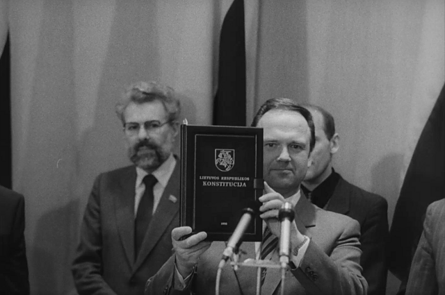 1992 metais patvirtinta Lietuvos Respublikos Konstitucija 1992 metais patvirtinta Lietuvos Respublikos Konstitucija