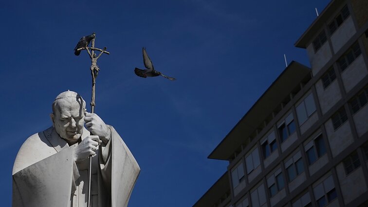 Sušlubavus popiežiaus sveikatai, Vatikanas ramina: nerimo yra, tačiau pavojus negresia