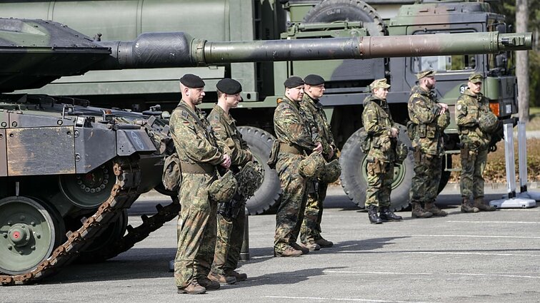 Cvikau mieste Vokietijoje draudžia Bundesvero reklamą: oponentai tai vadina absurdu