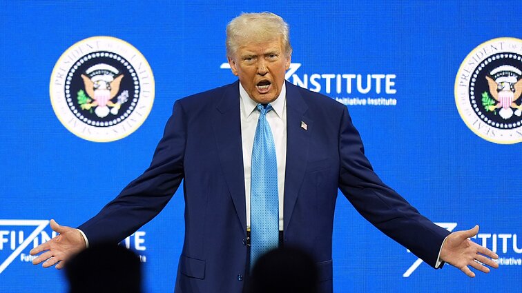 „Griežė Bidenu kaip smuiku“: Trumpas toliau žeria kritiką Zelenskiui