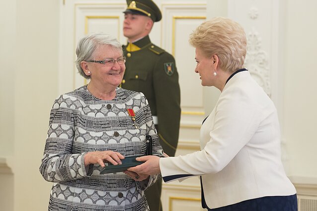 Daliutė Ona Matulaitė Valstybės – Lietuvos Karaliaus Mindaugo karūnavimo – dienos proga atsiima valstybės apdovanojimą iš prezidentės Dalios Grybauskaitės Daliutė Ona Matulaitė Valstybės – Lietuvos Karaliaus Mindaugo karūnavimo – dienos proga atsiima valstybės apdovanojimą iš prezidentės Dalios Grybauskaitės
