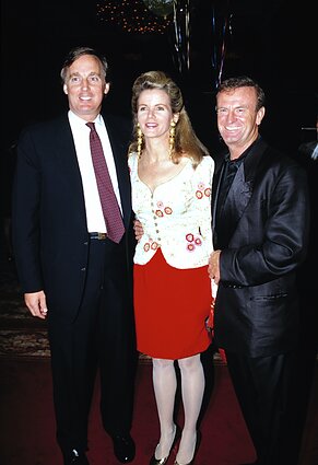 Robertas Trumpas su žmona Blaine Trump ir Peteriu Allenu brolio Donaldo Trumpo gimtadienio šventėje, 1991