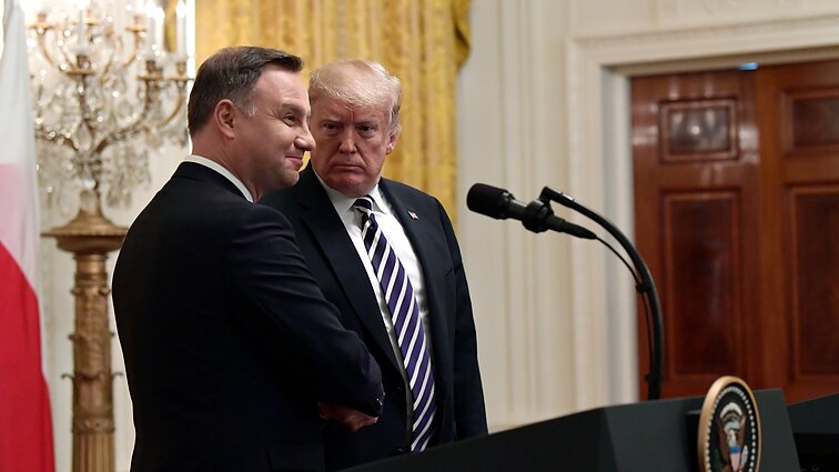Su Trumpu susitikęs Duda perdavė raginimo žinutę Zelenskiui, šiam nepriimant JAV pasiūlymo