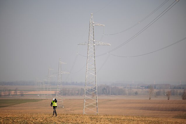 „Litgrid“ pradeda elektros perdavimo linijos Kruonio HAE–Sovetskas atramų demontavimo darbus