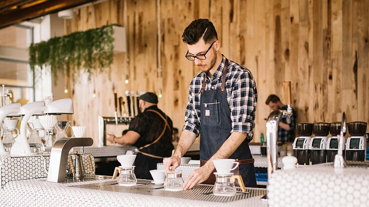 Švietimas nespėja paskui verslą: daugiau nei trečdalis gyventojų dirba ne pagal specialybę