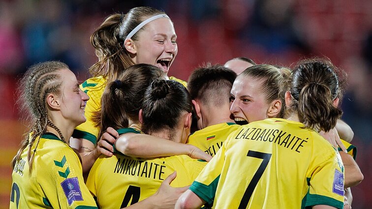 Įvartį pelniusi Marija Galkina UEFA moterų Tautų lygoje lygina rezultatą prieš Juodkalniją