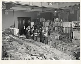 Atidaromos iš Europos atgabentos dėžės su YIVO lobiais. Niujorkas. 1947 vasaris