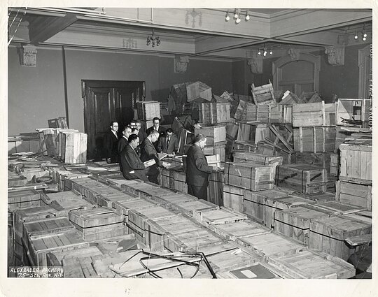 Atidaromos iš Europos atgabentos dėžės su YIVO lobiais. Niujorkas. 1947 vasaris