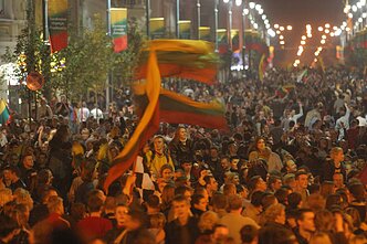 Lietuvos sirgalių šėlsmas po pergalės 2003 metų Europos krepšinio čempionate