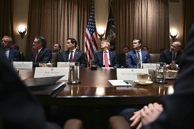 Дональд Трамп зустрічається зі своєю командою