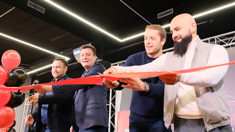 „Berg Auto“ atidarymo akimirka. Benas Gutkauskas - antras iš dešinės