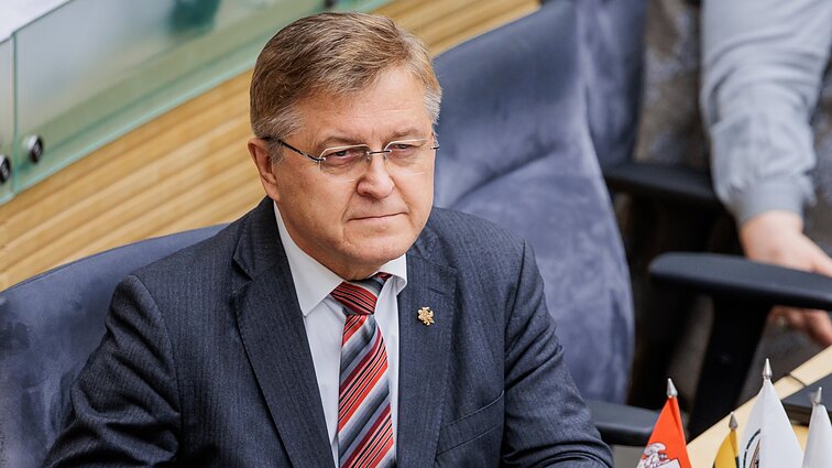 „Padėjėja paėmė“: Valkiūnas neigia iš Seimo sandėlio šlavęs paveikslus, staltieses, žvakes