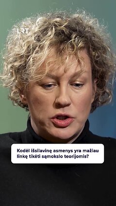 Psichologė apie sąmokslo teorijų plitimą: ar priklauso nuo išsilavinimo?