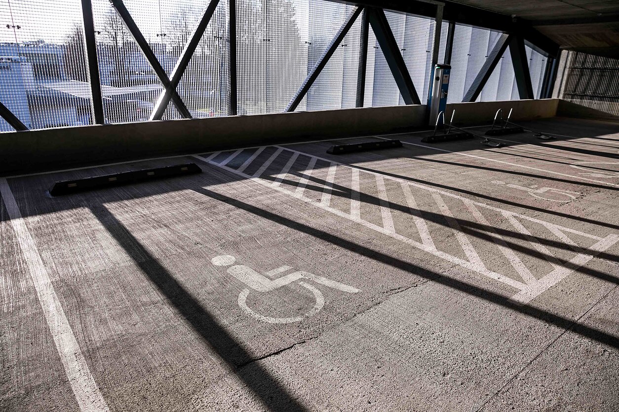 Neįgaliųjų automobilių stovėjimo vietos Neįgaliųjų automobilių stovėjimo vietos