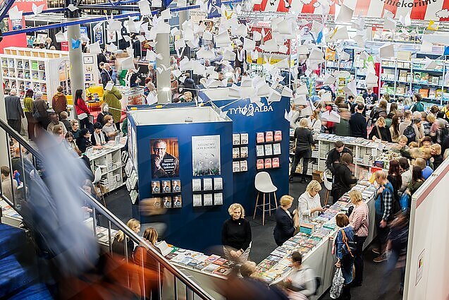 Antroji Knygų mugės diena: žinomų rašytojų kūriniai, eilės prie autografų ir debiutai