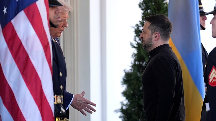 Medalinską nustebino Trumpo replika pasitinkant Zelenskį: su pašaipa kalbėjo apie aprangą