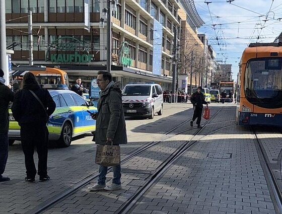 Automobilis rėžėsi į žmonių minią Manheime, Vokietijoje