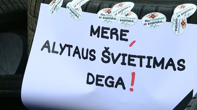 „Žalinga vaikams“: alytiškiai protestuoja prieš numatomą miesto švietimo įstaigų pertvarką