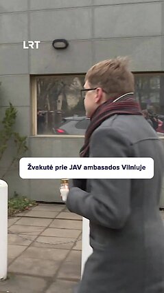 Prie JAV ambasados uždegta žvakutė dėl sustabdytos paramos Ukrainai
