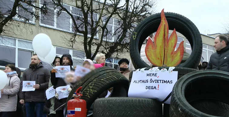 Alytuje – dar gausesnis protestas: tėvai vėl nepritaria miesto švietimo įstaigų pertvarkai