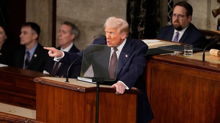 Žada grįžti prie derybų stalo: kalboje Kongresui Trumpas paskelbė apie laišką iš Zelenskio