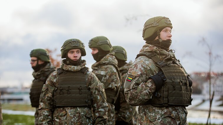 Trūko visko, išskyrus noro: Lietuvos kariuomenė – nuo trijų šovinių iki NATO narių