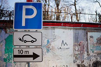 Elektromoblio įkrovimo stotelė. Asociatyvi nuotr. Elektromoblio įkrovimo stotelė. Asociatyvi nuotr.
