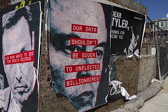 „Mūsų duomenys neturėtų būti teikiami neišrinktiems milijardieriams“. Plakatai su Elono Musko veidu ant tvoros, juosiančios statybvietę Vašingtone, 2025 m. kovo 7 d. „Mūsų duomenys neturėtų būti teikiami neišrinktiems milijardieriams“. Plakatai su Elono Musko veidu ant tvoros, juosiančios statybvietę Vašingtone, 2025 m. kovo 7 d.