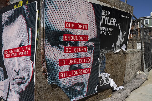 „Mūsų duomenys neturėtų būti teikiami neišrinktiems milijardieriams“. Plakatai su Elono Musko veidu ant tvoros, juosiančios statybvietę Vašingtone, 2025 m. kovo 7 d. „Mūsų duomenys neturėtų būti teikiami neišrinktiems milijardieriams“. Plakatai su Elono Musko veidu ant tvoros, juosiančios statybvietę Vašingtone, 2025 m. kovo 7 d.