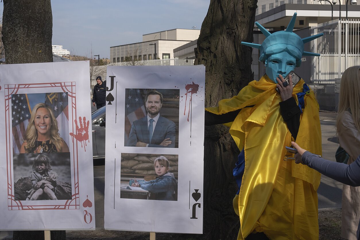 Protestas prieš Donaldo Trumpo politiką priešais JAV ambasadą Kyjive, 2025 m. kovo 8 d. Protestas prieš Donaldo Trumpo politiką priešais JAV ambasadą Kyjive, 2025 m. kovo 8 d.