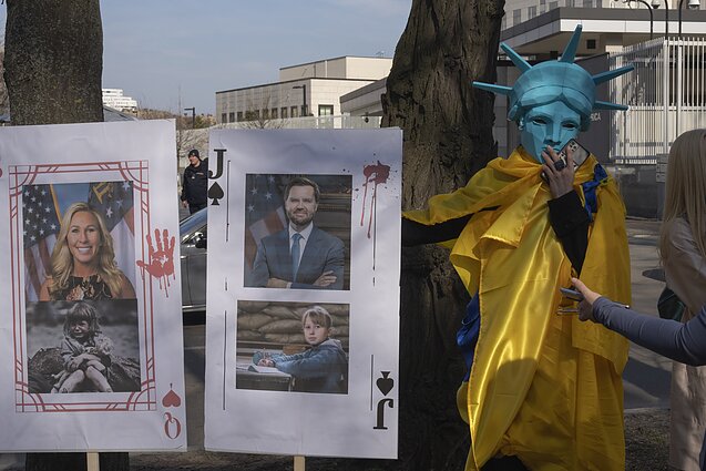 Protestas prieš Donaldo Trumpo politiką priešais JAV ambasadą Kyjive, 2025 m. kovo 8 d. Protestas prieš Donaldo Trumpo politiką priešais JAV ambasadą Kyjive, 2025 m. kovo 8 d.