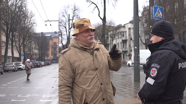 „Nesąmonė tiek laukti“: nepaisę raudono signalo teisinasi ir sveikata, ir per ilgu laukimu