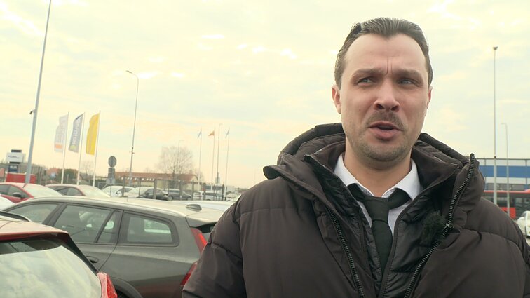 Dviračio žinios. Automobilių pardavėjas: Nausėda privalo įsigyti „Tesla“!